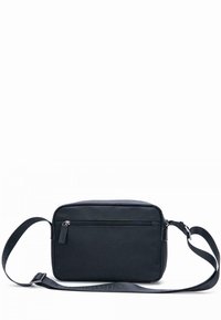 Borsa nera a tracolla di forma rettangolare, con zip superiore, tasca frontale e tracolla regolabile. Texture liscia, design minimalista.