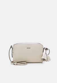 Bežová kožená kabelka přes rameno se stříbrným kováním, zipovým uzávěrem a třásněmi. Hladký povrch a obdélníkový tvar. Nastavitelný popruh.
