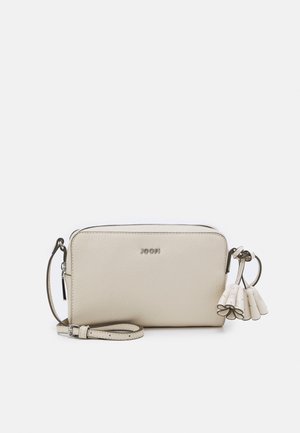 Borsa a tracolla in pelle beige con hardware argentato, chiusura tramite zip e dettagli a frange. Texture liscia e forma rettangolare. Cinghia regolabile.