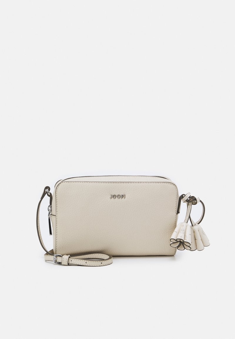 Beige Leder Umhängetasche mit silberfarbenen Beschlägen, Reißverschluss und Quastenakzenten. Glatte Textur und rechteckige Form. Verstellbarer Schulterriemen.