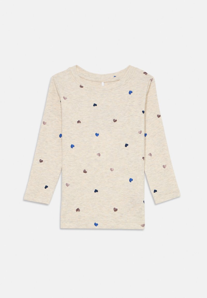 Camisa de manga longa creme com um padrão texturizado, apresentando pequenos corações multicoloridos em azul, bege e castanho por todo o lado.
