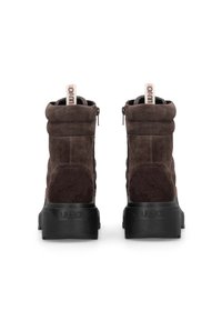 Bocanci ankle din suede maro cu un superior captusit, talpa din cauciuc negru și un detaliu cu logo pe spate. Dispune de deschideri cu fermoar pentru o purtare ușoară.