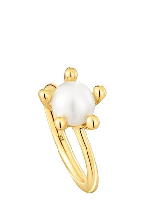 Złoty pierścionek z okrągłą białą perłą w centrum, zabezpieczoną przez sześć zaokrąglonych złotych łapek na rozdzielonym paśmie obrączki.