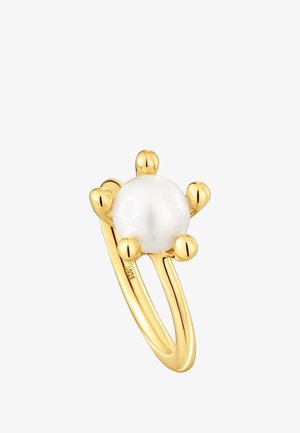 Anello d'oro con una perla bianca rotonda al centro, fissata da sei castoni d'oro arrotondati su una fascia divisa.