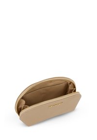 Beige ritssluiting zakje met een tekstuurrijke buitenkant. Binnenzijde gevoerd met bruine stof, voorzien van een logo en een klein vakje voor organisatie.