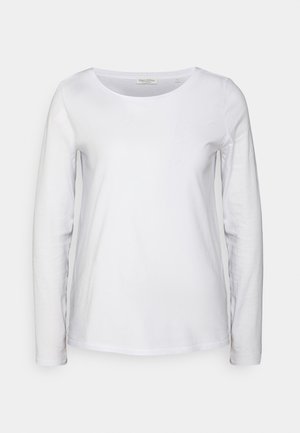 T-shirt blanc à manches longues en coton, avec un col rond et une texture lisse et douce. Aucune motif ni embellissement présent.