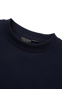 Mørkeblå sweatshirt lavet af blød bomuld, med ribbet rund hals og mærket label. Glat tekstur uden synlige mønstre eller accenter.