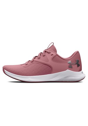 Niskoprofilowy różowy but sportowy z cholewką z siateczki, sznurowadłami, białą podeszwą i ciemnoszarym logo Under Armour na tylnej części buta.