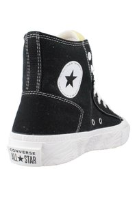 Sneaker alto nero in tela con cuciture bianche, suola in gomma e un logo circolare con una stella nera.