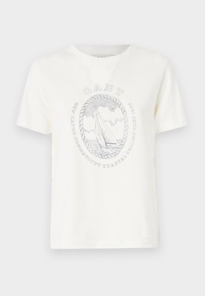 Hellblaues T-Shirt mit kurzen Ärmeln aus Baumwolle, das einen blauen Grafikdruck eines Segelboots zeigt, umgeben von einem Seil, mit Textdetails oberhalb und unterhalb.