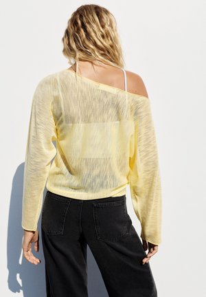 PULL&BEAR, FINE KNIT ASYMMETRIC - JUMPER - Maglione - yellow