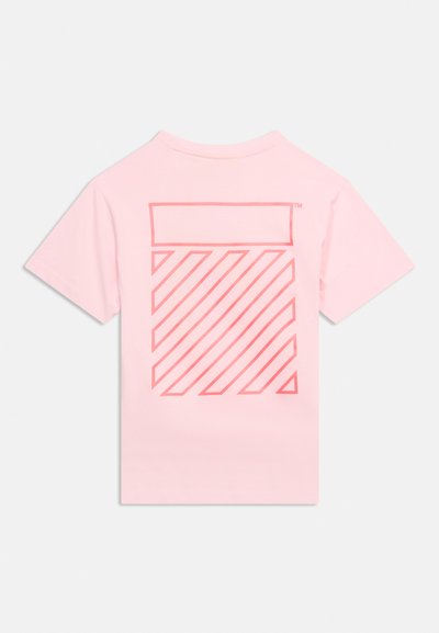 Ανοιχτό ροζ κοντομάνικο μπλουζάκι με μεγάλο κόκκινο τετράγωνο περίγραμμα στην πλάτη, που περιλαμβάνει διαγώνιες ρίγες και ένα μικρότερο κενό ορθογώνιο πάνω από αυτό.