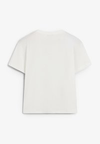 Camiseta blanca de manga corta con cuello redondo. Confeccionada en algodón suave, presenta un corte relajado y un diseño limpio y sencillo sin estampados.