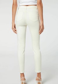 Calzedonia SOFT TOUCH, HIGH WAIST, SKINNY PUSH UP  - Vaqueros pitillo - weiß beige
