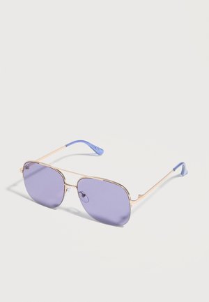 Goldgerahmte Sonnenbrille mit quadratischen, violetten Gläsern und blauen Spitzen an dünnen Bügeln, dargestellt auf weißem Hintergrund.