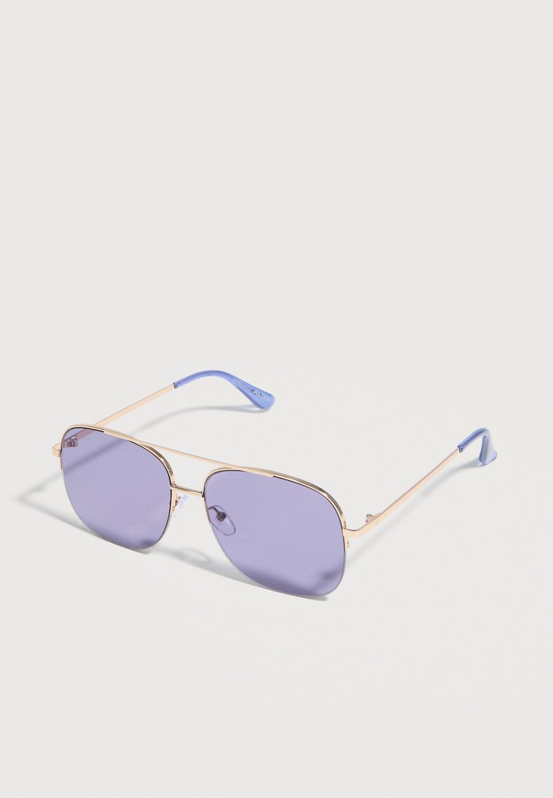 Lunettes de soleil à monture dorée avec des verres carrés violets et des embouts bleus sur des branches fines, présentées sur un fond blanc uni.