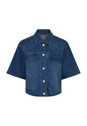 Chaqueta corta de mezclilla azul oscuro con mangas cortas y anchas, cierre frontal con botones, dos bolsillos en el pecho con solapa y cuello.