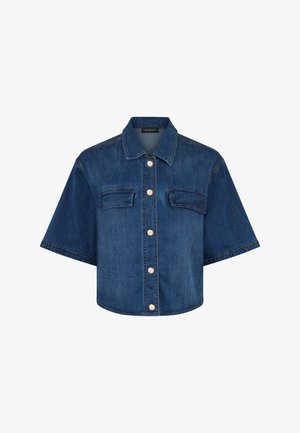 Chaqueta corta de mezclilla azul oscuro con mangas cortas y anchas, cierre frontal con botones, dos bolsillos en el pecho con solapa y cuello.