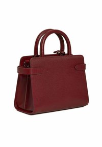 Borsa a tracolla in pelle rossa con texture, dotata di due manici arrotondati, forma strutturata e sottili accenti laterali. Design compatto con chiusura sicura.