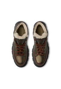 Hnědé a olivové voděodolné tenisky mají texturovaný svršek, umělou kožešinu, a silné gumové podrážky s drsným vzorem.