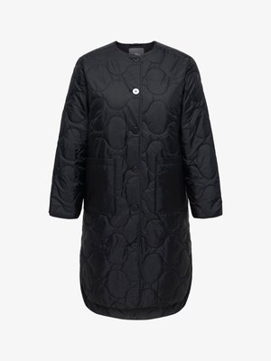 Svart quiltet jakke med rund hals, to fremre lommer og store knapper. Teksturen er glatt med et subtilt mønster.