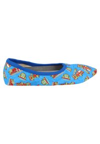 Blauwe stoffen balletschoenen met een speels patroon van brandweerwagens en hulpvoertuigen, met een ronde neus en een elastische rand.