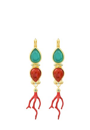 Boucles d'oreilles en or avec des pierres en forme de goutte vertes et rouges et des branches rouges pendantes en forme de corail.
