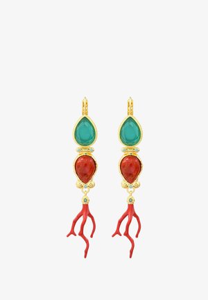 Boucles d'oreilles en or avec des pierres en forme de goutte vertes et rouges et des branches rouges pendantes en forme de corail.