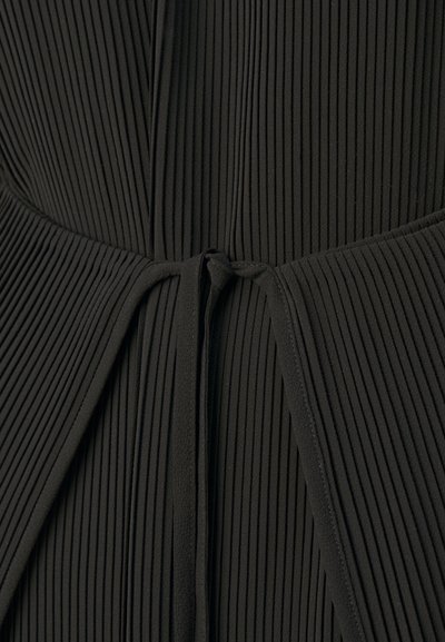 Tissu plissé noir avec un nœud à la taille, présentant des rainures verticales et une texture lisse. Le design crée une silhouette ajustée.