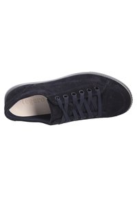 Baskets en suede noir avec un bout rond, six œillets et des lacets plats. Semelle en caoutchouc texturée. Logo visible sur la semelle intérieure.