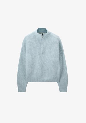 Hellblauer, flauschiger Strickpullover mit langen Ärmeln und einem kurzen Reißverschluss mit einer runden Zuglasche am hohen Halsausschnitt.