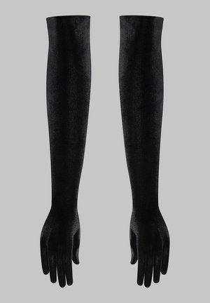 Paire de longs gants en velours noir s'étendant au-delà du coude sur un fond gris uni.