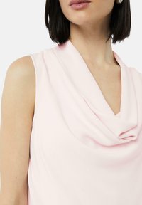 Różowy top bez rękawów z opadającym dekoltem, gładka tekstura i minimalistyczny design, prezentujący subtelny, elegancki wygląd.
