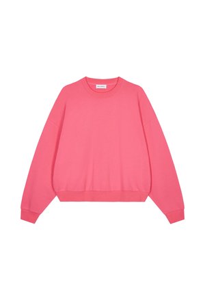 Roze crewneck-trui met verzakte schouders, geribbelde manchetten en zoom. Zachte textuur met subtiel merkdetail op de voorkant.