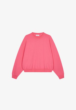 Roze crewneck-trui met verzakte schouders, geribbelde manchetten en zoom. Zachte textuur met subtiel merkdetail op de voorkant.