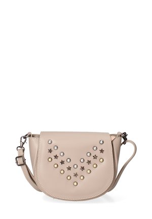 Beige synthetisch leren schoudertas met een gebogen flap, versierd met metalen studs en stervormige accenten. Verstelbare schouderriem inbegrepen.