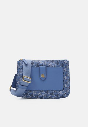 Sac bandoulière bleu avec sangle réglable, orné d’un motif répétant le logo RL et une poche avant sécurisée par un rabat avec un emblème RL doré.