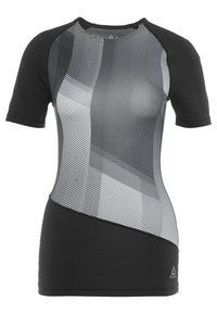 Svart och grå idrottströja med korta ärmar. Har ett texturerat, randigt mönster och en slät, kroppsnära design. Reebok-logotypen på kanten.