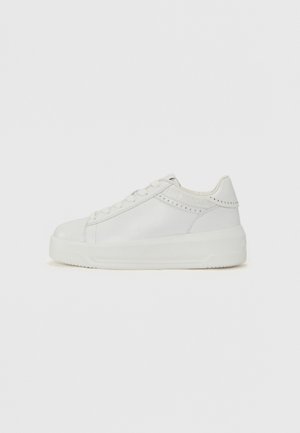 Hvite lavtopp sneakers laget av glatt lær, med en teksturert såle og små nagler langs den laterale siden med "LOVE MOSCHINO" preget.