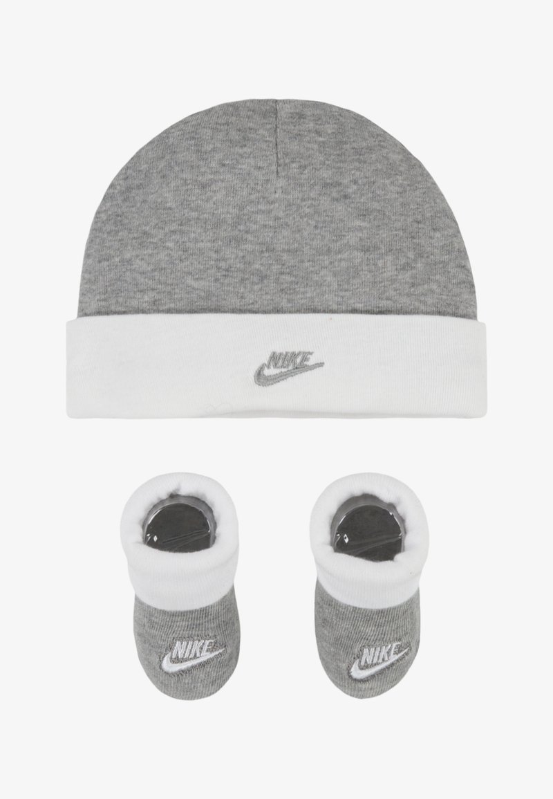 Gorro de malha cinza com punho branco; apresenta o logótipo da Nike. Dois botins a condizer com textura suave e logótipo; esquema de cores cinza e branco.