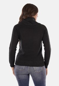 Maglione nero con collo a cascata, maniche lunghe e orlo a coste. Il materiale appare morbido e texture, adatto per un abbigliamento casual.