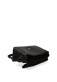 Borsa a mano in pelle nera con fondo in camoscio morbido, design piegato, due manici e chiusura frontale a bottone. Superficie texture con dettagli lisci.