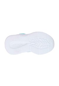 Suela de zapato en goma blanca con patrones de agarre texturizados, que presenta curvas suaves y una sección media reforzada para estabilidad.