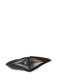 Zwarte leren portemonnee met een opvouwontwerp, voorzien van een voering in een visgraatpatroon. Platte en brede opening voor gemakkelijke toegang.