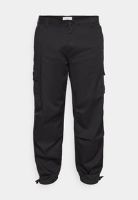 Mustat cargo-housut, joissa on joustava vyötärö, sivutaskut ja säädettävät nilkkapitsit. Valmistettu kevyestä ja kestävästä kankaasta.