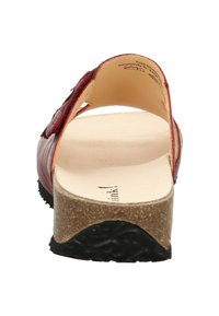 Rode sandaal met open hiel en een kurken zool, met een gestructureerd bovenwerk en een zachte binnenzool. Zwarte rubberen buitenzool met patroon voor grip.