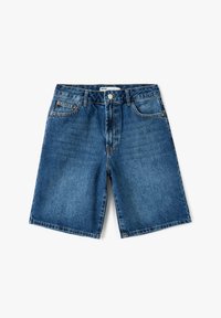 Shorts de mezclilla en azul oscuro, con un corte recto, cinco bolsillos, cierre de botón metálico y un ligero desvanecimiento en la parte frontal.