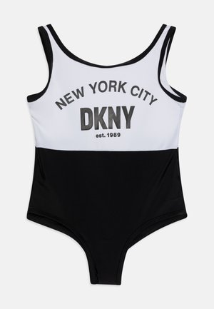 Bañador de una sola pieza en blanco y negro con escote redondo, que presenta "NUEVA YORK" y "DKNY" impresos en letras grandes en la parte frontal.