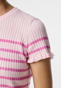 Ružičasta rebrasta majica s horizontalnim tamnoružičastim prugama. Kratki rukavi s volanima. Mekana tekstura, uski kroj.