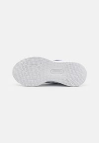 Semelle extérieure de sneaker blanche en caoutchouc texturé avec un design de motif pour une meilleure adhérence et stabilité.